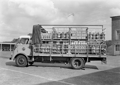 834720 Afbeelding van een vrachtwagen van Van Gend & Loos, beladen met verfbussen van Sikkens bij de loods Van Gend & ...